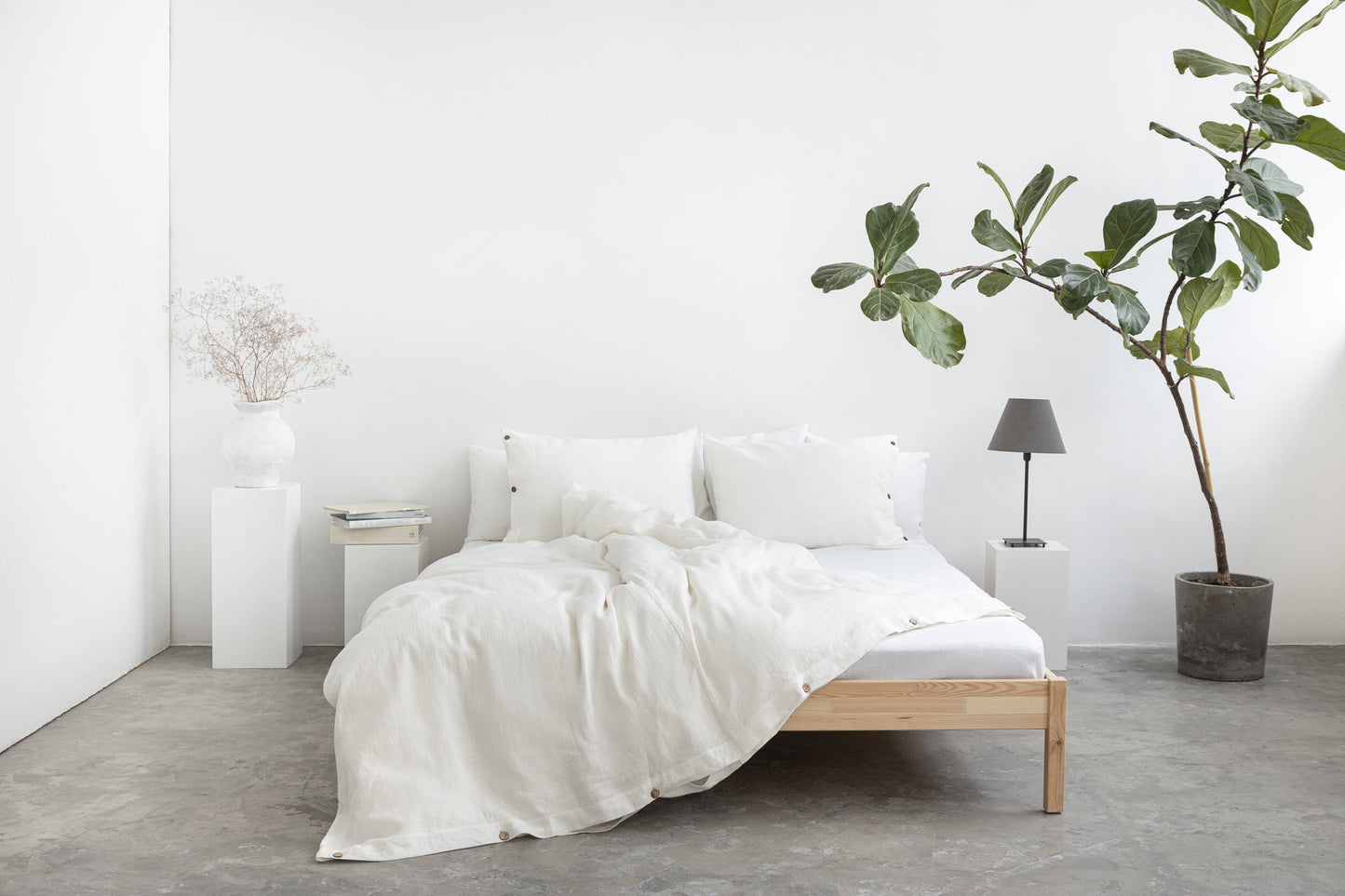 White linen pillowcase with coconut buttons - Lorena Segura Design Lorena Segura Design