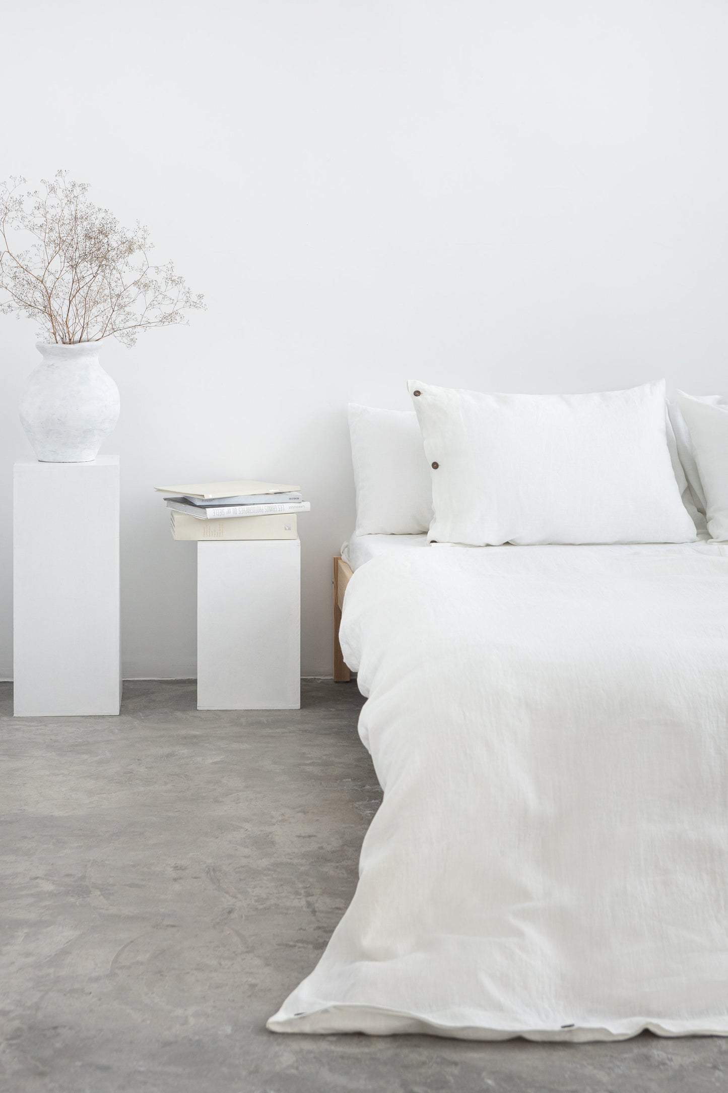 White linen pillowcase with coconut buttons - Lorena Segura Design Lorena Segura Design