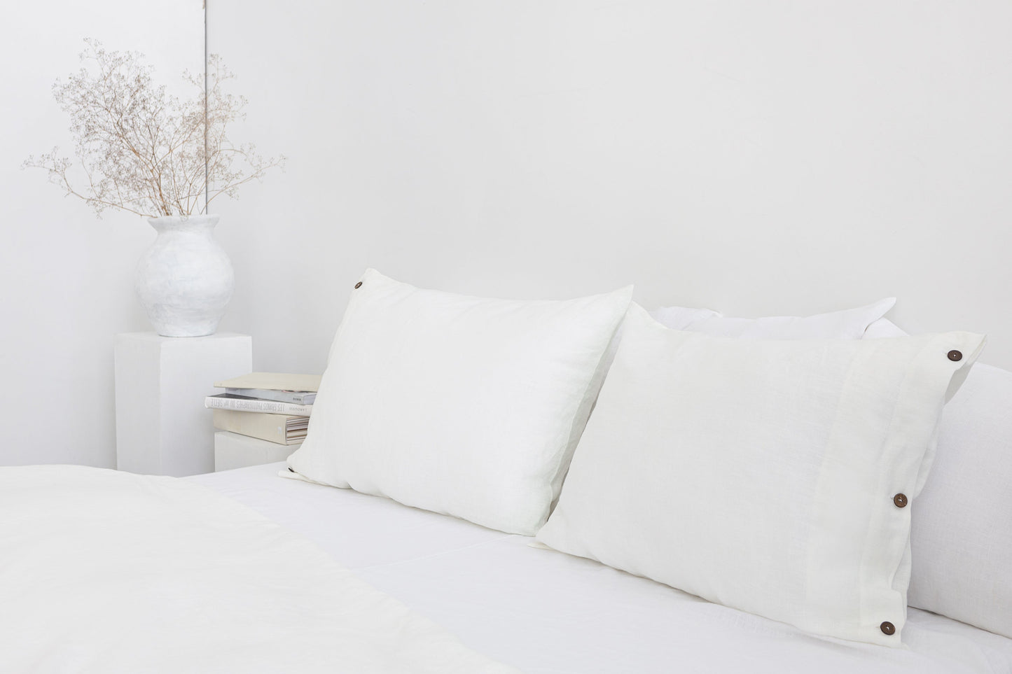 White linen pillowcase with coconut buttons - Lorena Segura Design Lorena Segura Design