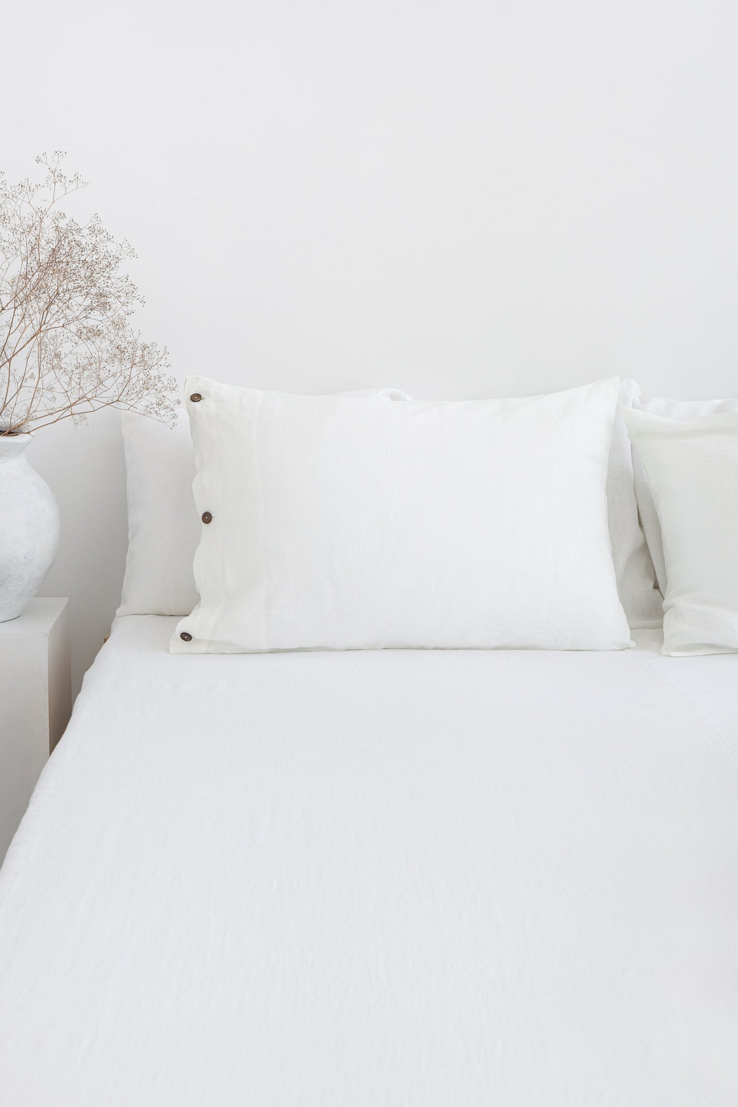 White linen pillowcase with coconut buttons - Lorena Segura Design Lorena Segura Design