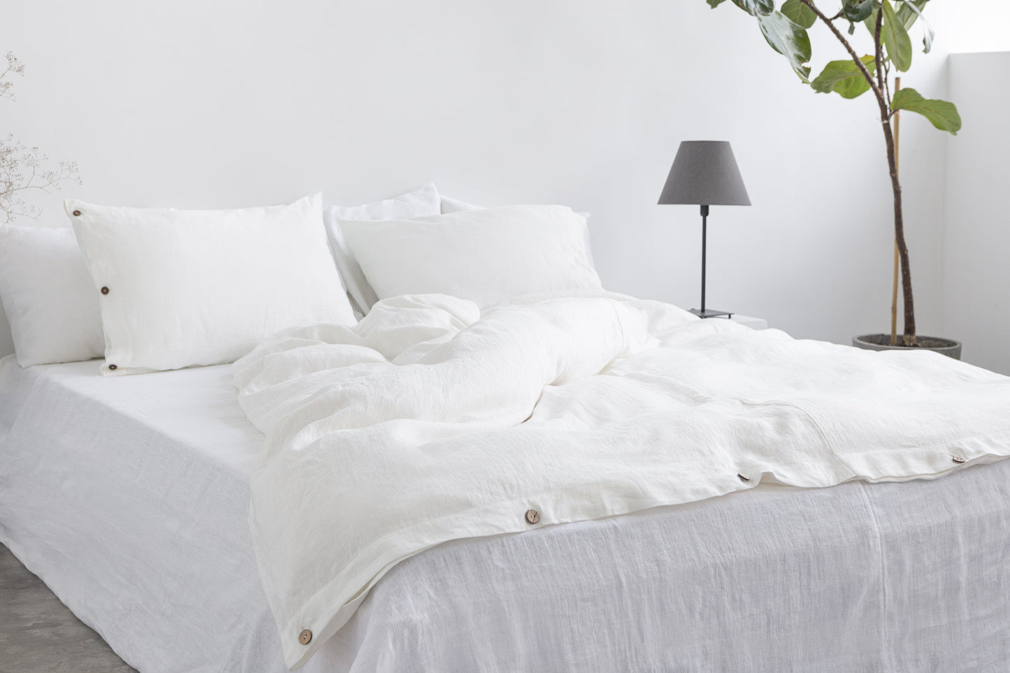 White linen pillowcase with coconut buttons - Lorena Segura Design Lorena Segura Design