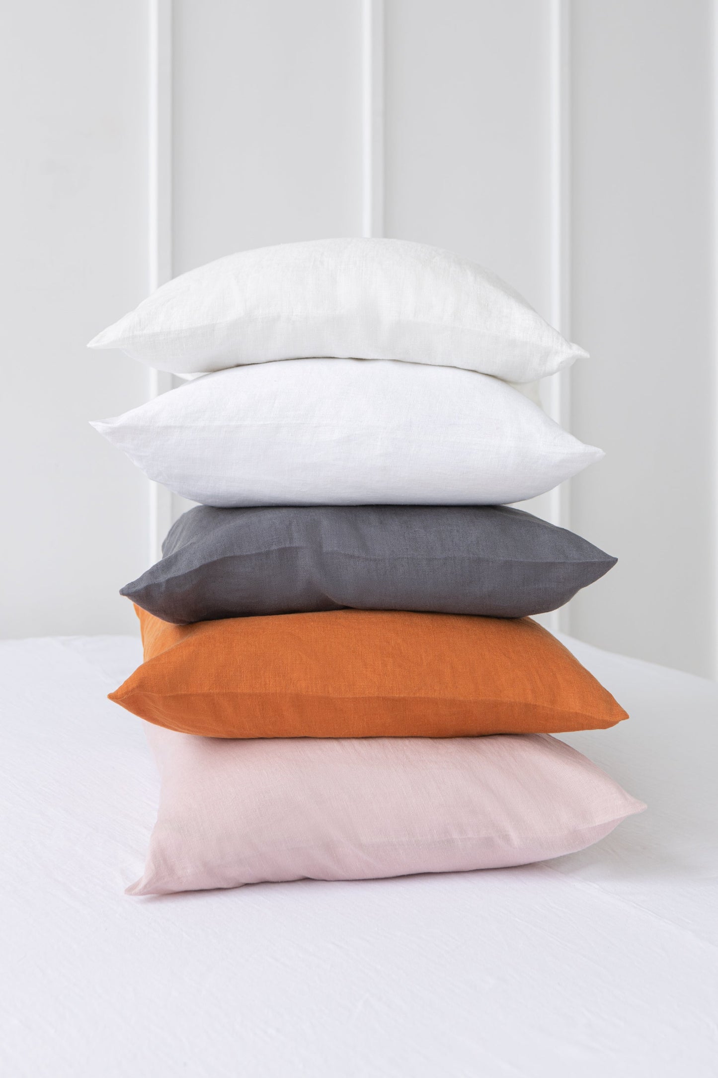 White linen pillowcase with coconut buttons - Lorena Segura Design Lorena Segura Design