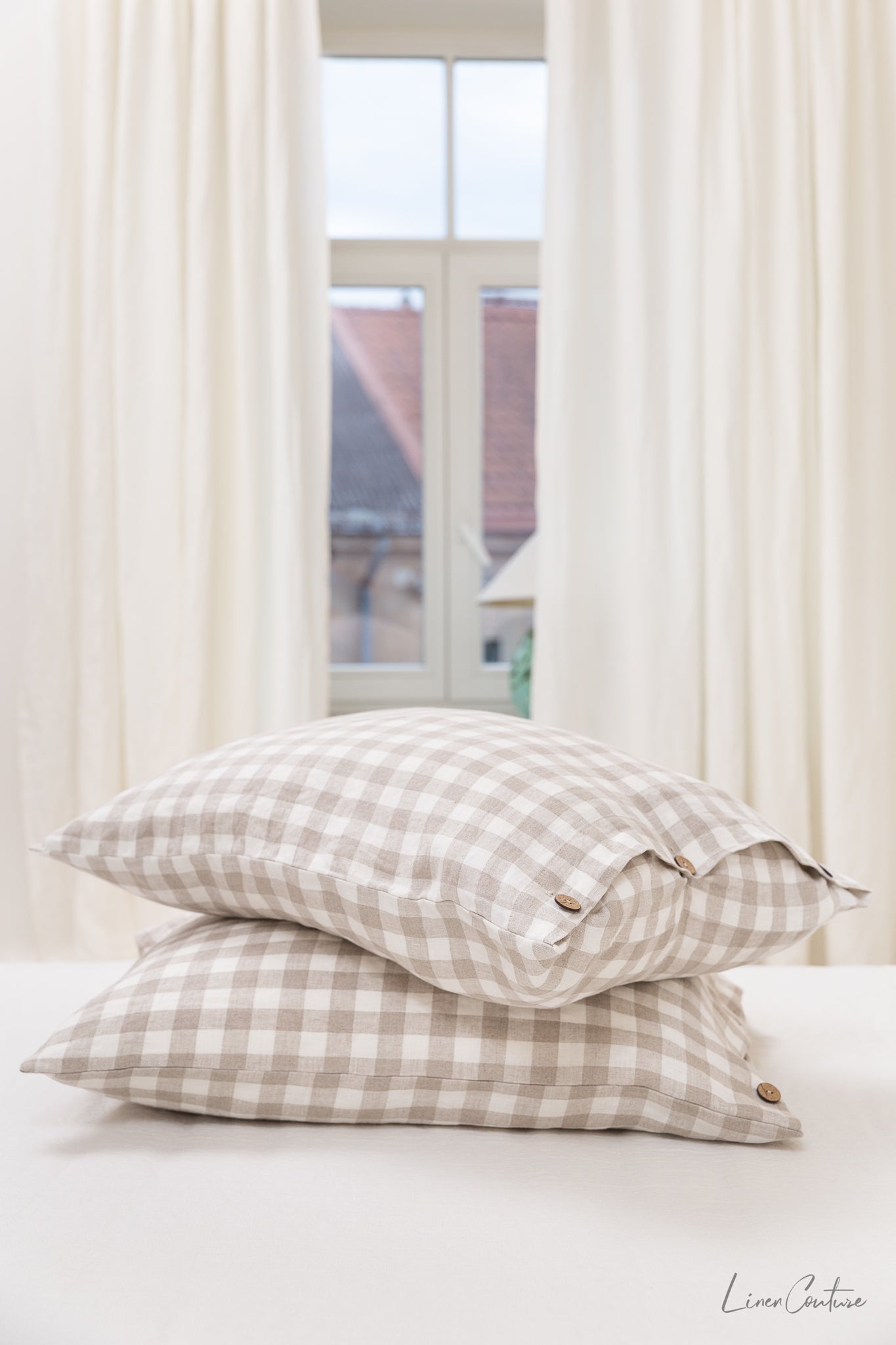White linen pillowcase with coconut buttons - Lorena Segura Design Lorena Segura Design