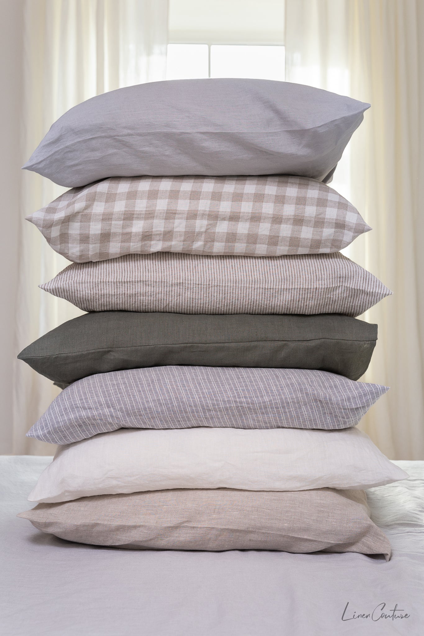 White linen pillowcase with coconut buttons - Lorena Segura Design Lorena Segura Design