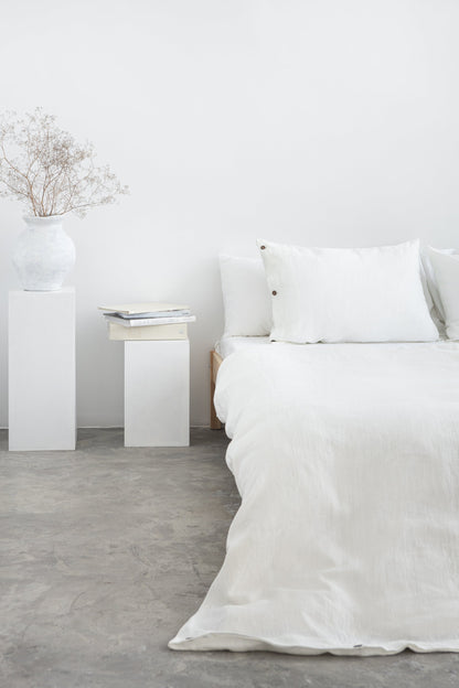 White linen pillowcase with coconut buttons - Lorena Segura Design