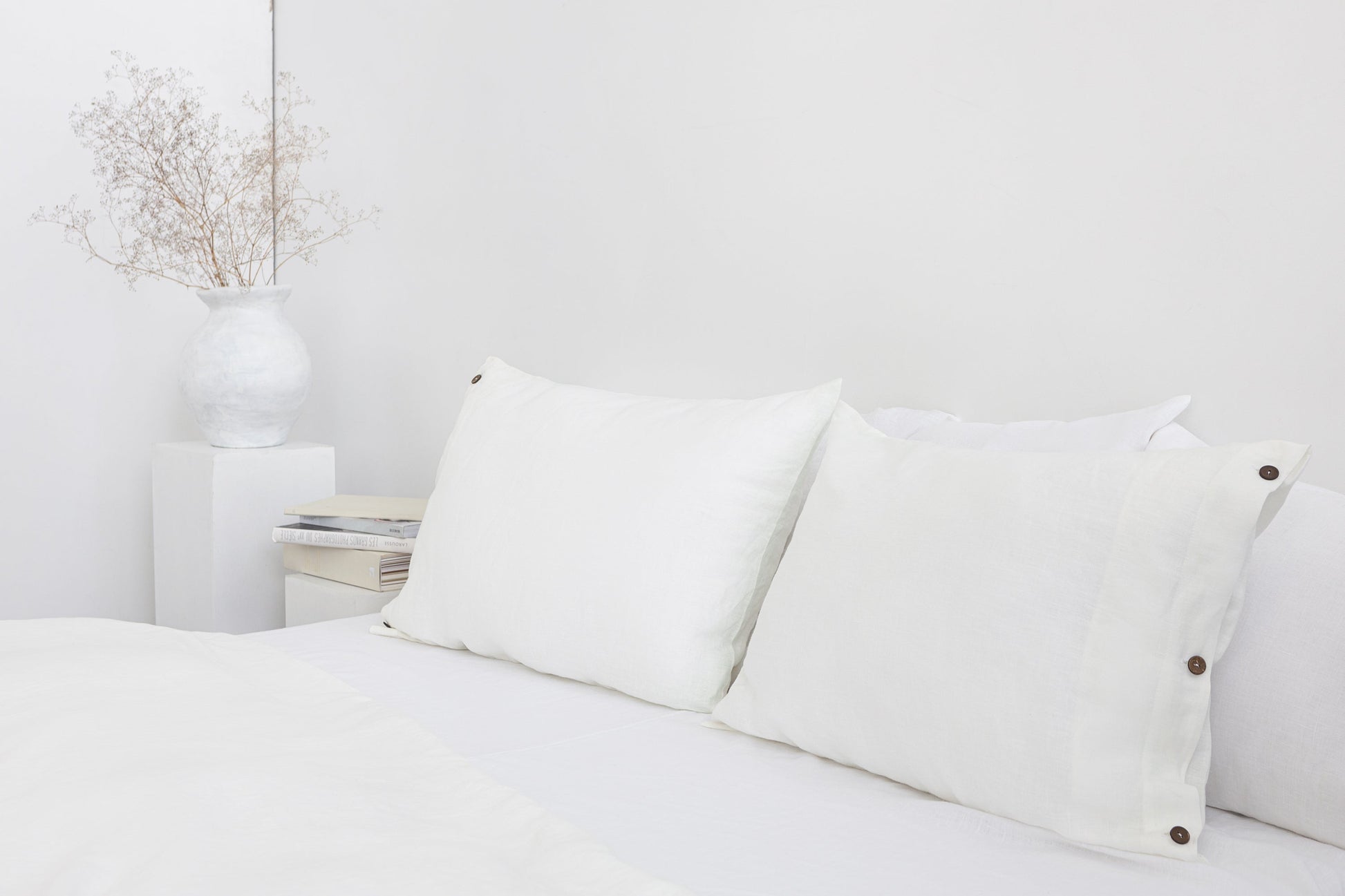 White linen pillowcase with coconut buttons - Lorena Segura Design