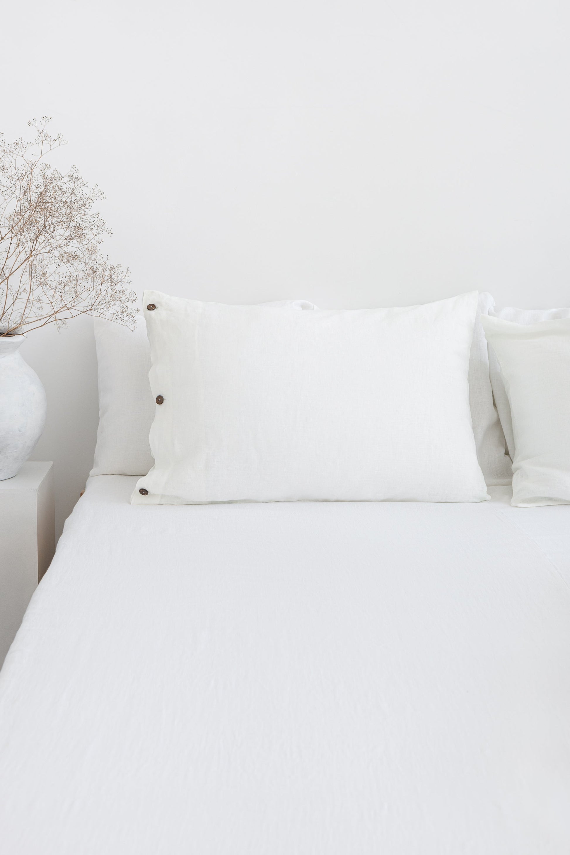 White linen pillowcase with coconut buttons - Lorena Segura Design