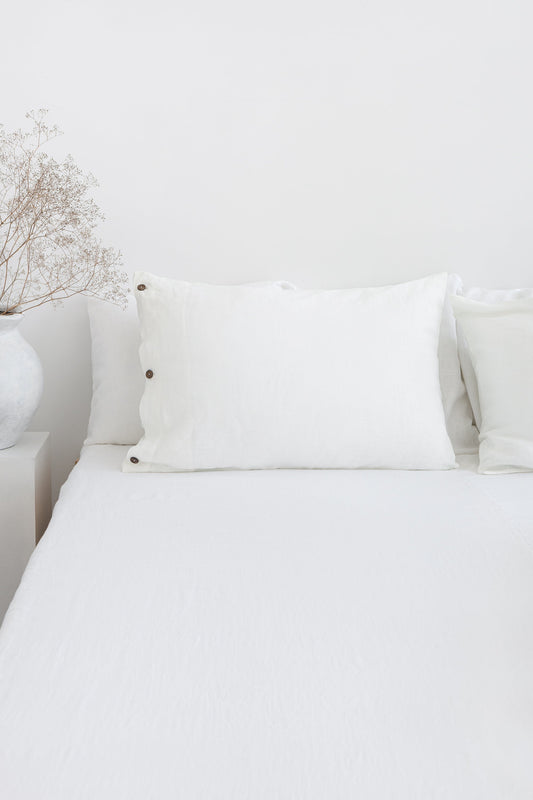 White linen pillowcase with coconut buttons - Lorena Segura Design Lorena Segura Design