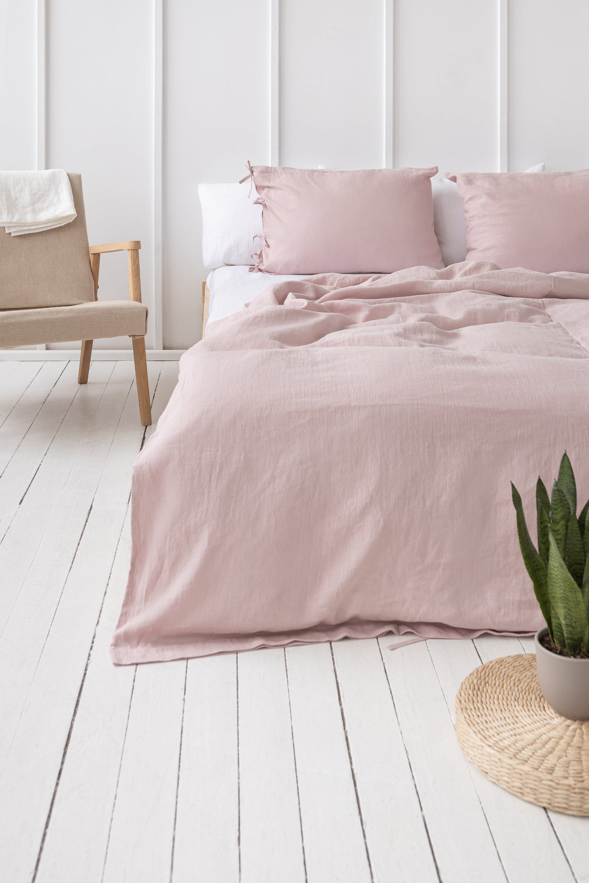 Pale Pink linen bedding set with ties - Lorena Segura Design